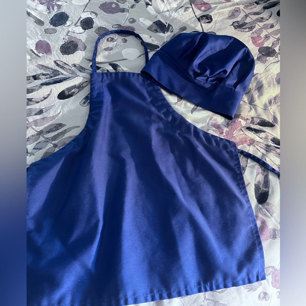 Very cute unisex kids apron with chef hat. Velcro tab